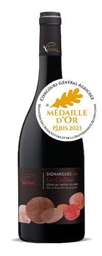 Domaine de la Valériane. Signargues les cailloux. La robe est soutenue d’un rouge profond aux reflets rubis. Le nez est complexe, avec un bouquet intense où se mêlent des arômes de sous-bois, de cassis, et d’épices. En bouche équilibré, avec du gras et des tanins ondus, bien présents en finale.